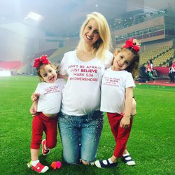 Lorelei Tarón y sus hijas tras un partido del Mónaco