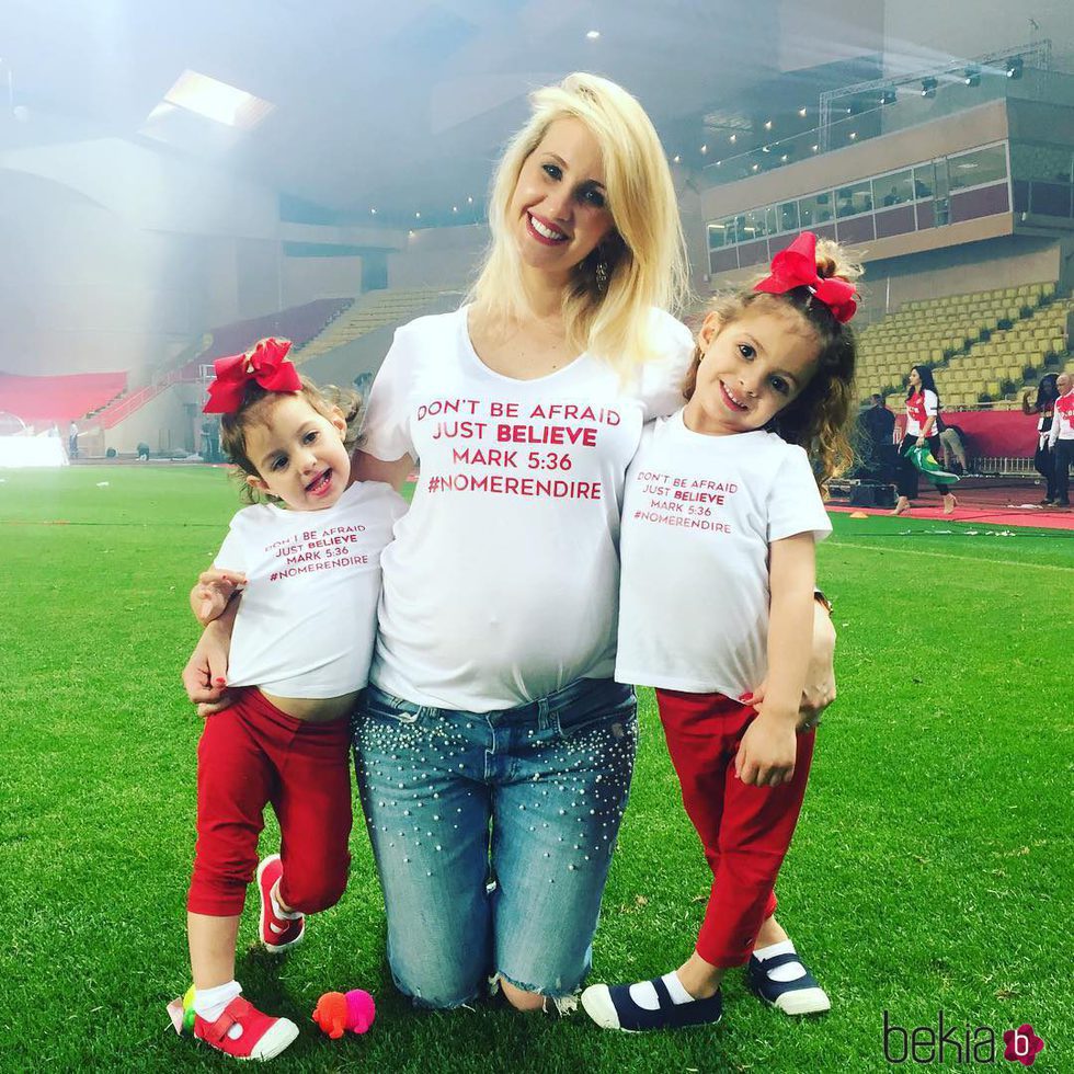 Lorelei Tarón y sus hijas tras un partido del Mónaco