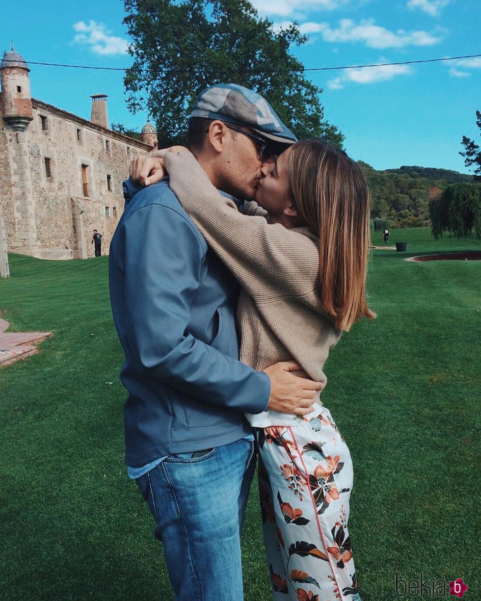 Risto Mejide y Laura Escanes besándose horas antes de su boda