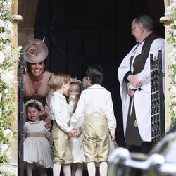 La entrañable imagen de Kate Middleton con los niños de las arras en la boda de su hermana Pippa Middleton