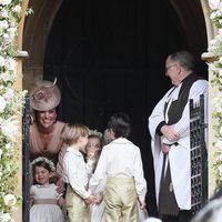 La entrañable imagen de Kate Middleton con los niños de las arras en la boda de su hermana Pippa Middleton