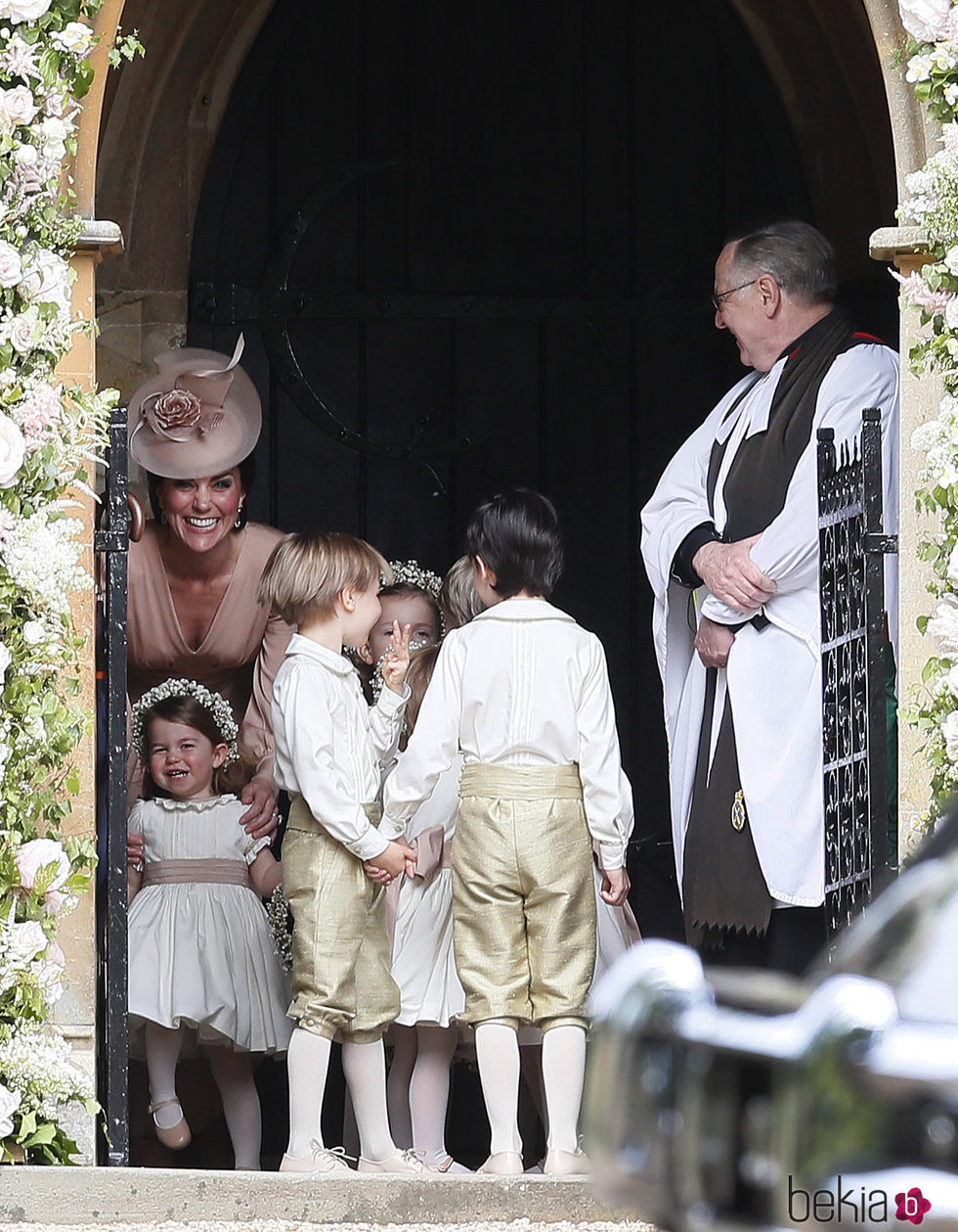 La entrañable imagen de Kate Middleton con los niños de las arras en la boda de su hermana Pippa Middleton