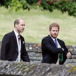 Los Príncipe Guillermo y Harry de Inglaterra asistiendo a la boda de Pippa Middleton y James Matthews