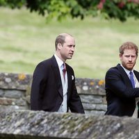 Los Príncipe Guillermo y Harry de Inglaterra asistiendo a la boda de Pippa Middleton y James Matthews