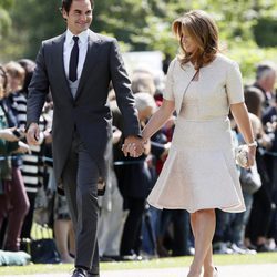 Roger Federer y su mujer de la mano de camino a la boda de Pippa Middleton y James Matthews