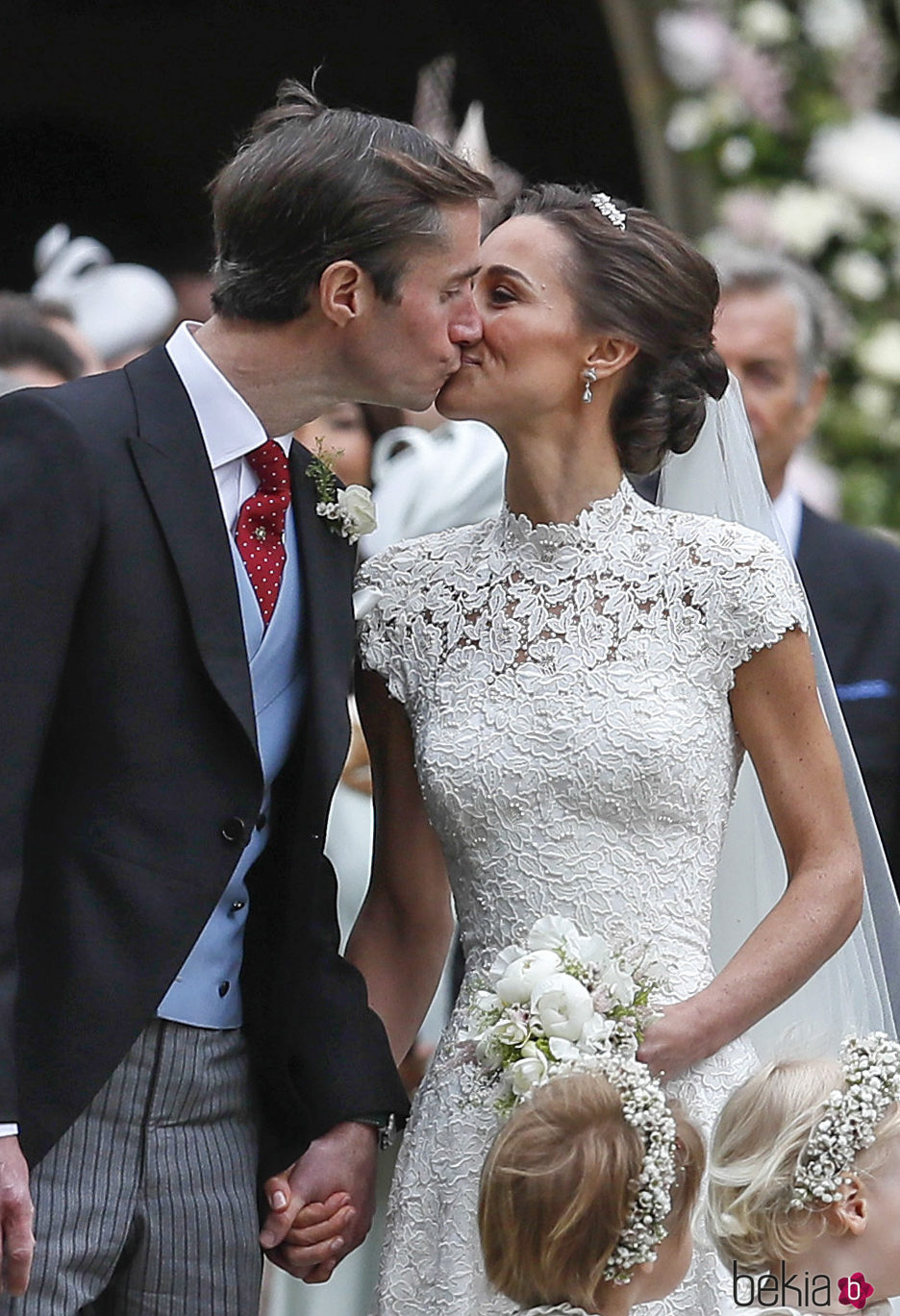 El beso entre los recién casados Pippa Middleton y James Matthews