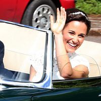 Pippa Middleton, muy feliz en su coche de bodas