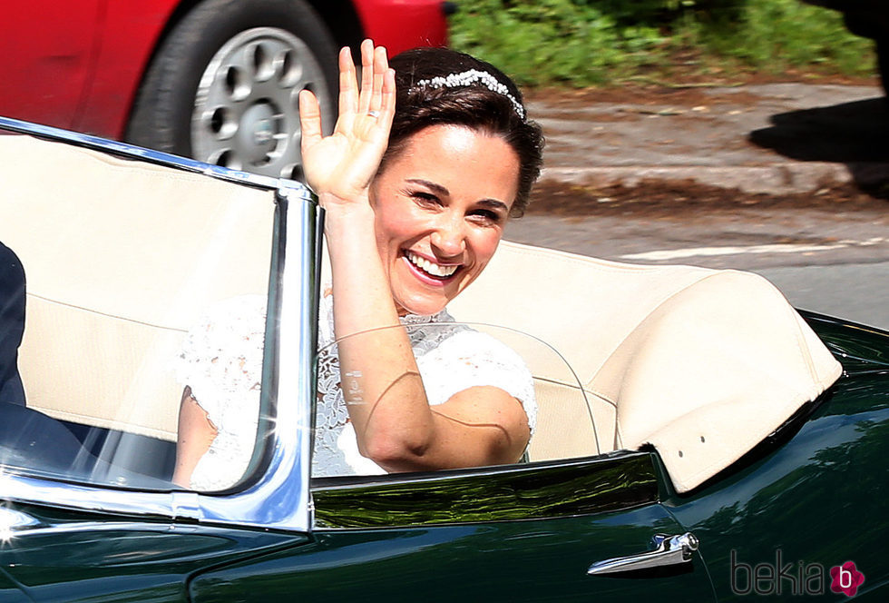 Pippa Middleton, muy feliz en su coche de bodas