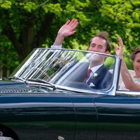 Pippa Middleton y James Matthews en su coche de bodas
