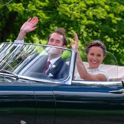 Pippa Middleton y James Matthews en su coche de bodas
