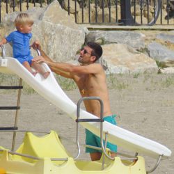 Novak Djokovic con su hijo Stefan en la playa