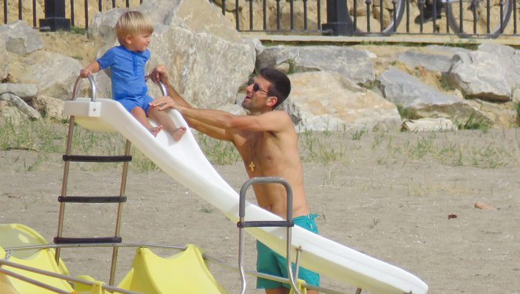 Novak Djokovic con su hijo Stefan en la playa