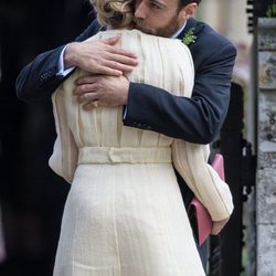 James Middleton abraza a Donna Air en la boda de Pippa Middleton y James Matthews