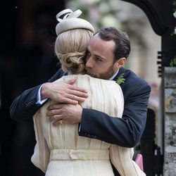 James Middleton abraza a Donna Air en la boda de Pippa Middleton y James Matthews
