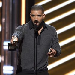 Drake con uno de los premios en los Billboard 2017
