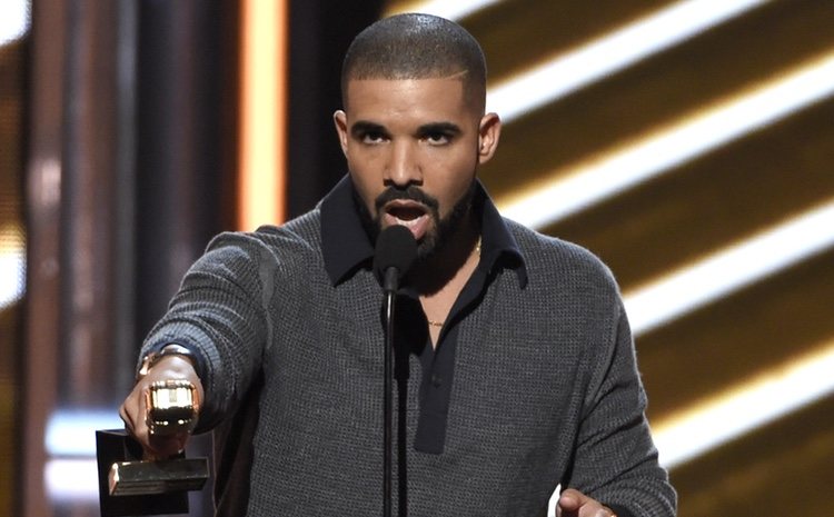Drake con uno de los premios en los Billboard 2017
