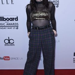 Noah Cyrus posando en el photocall de los Billboard 2017