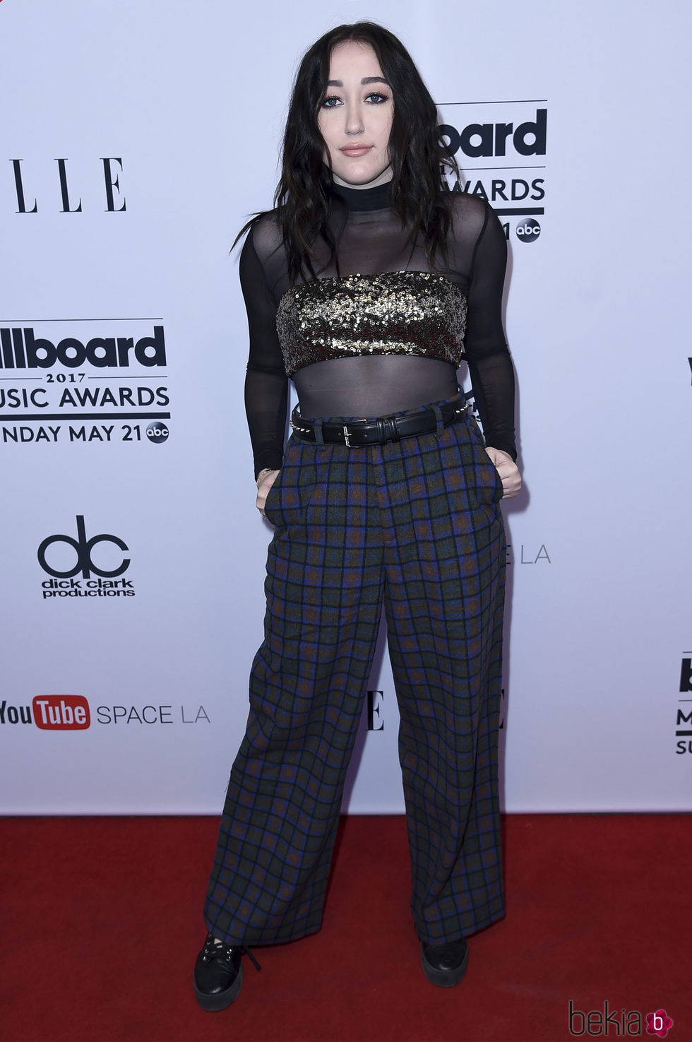 Noah Cyrus posando en el photocall de los Billboard 2017
