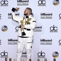 Drake posando con sus 13 premios en los Billboard 2017