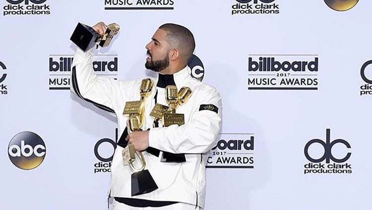 Drake posando con sus 13 premios en los Billboard 2017
