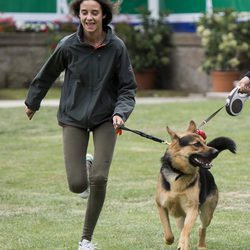 Victoria de Marichalar corriendo con un perro en el Concurso de Saltos de Madrid 2017