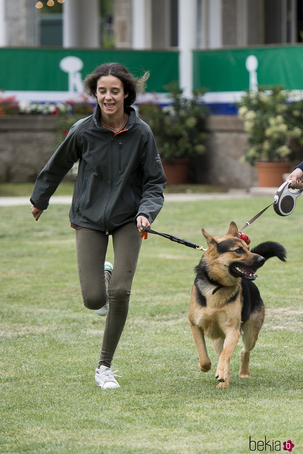Victoria de Marichalar corriendo con un perro en el Concurso de Saltos de Madrid 2017