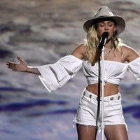 Miley Cyrus muy emocionada cantando 'Malibú' en los Billboard 2017