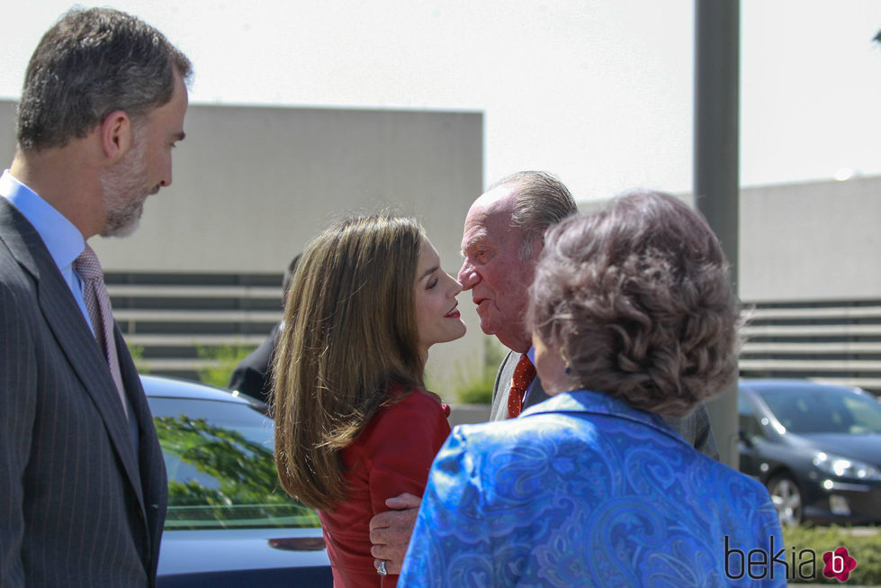 El Rey Juan Carlos besa a la Reina ante el Rey Felipe y la Reina Sofía en el aniversario de la Fundación Reina Sofía