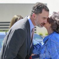 El Rey Felipe besa a la Reina Sofía en el 40 aniversario de la Fundación Reina Sofía