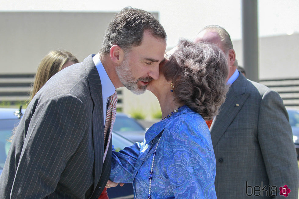 El Rey Felipe besa a la Reina Sofía en el 40 aniversario de la Fundación Reina Sofía
