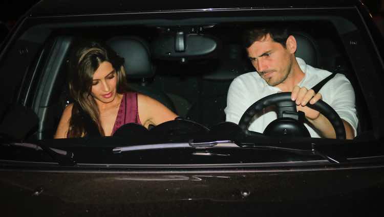 Iker Casillas y Sara Carbonero en su vehículo tras cenar en un restaurante de Madrid