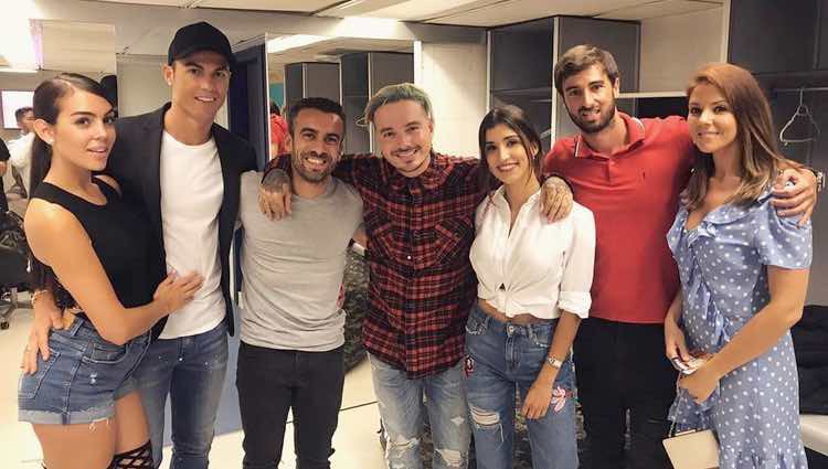 Cristiano Ronaldo y Georgina Rodríguez con unos amigos posando con J Balvin