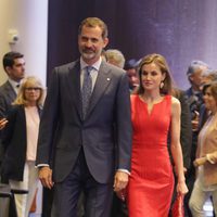 Los Reyes Felipe y Letizia en la entrega de las becas 'la Caixa'