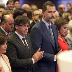 Los Reyes Felipe y Letizia, Soraya Sáenz de Santamaría y Carles Puigdemont guardan un minuto de silencio por las víctimas del atentado de Manchester