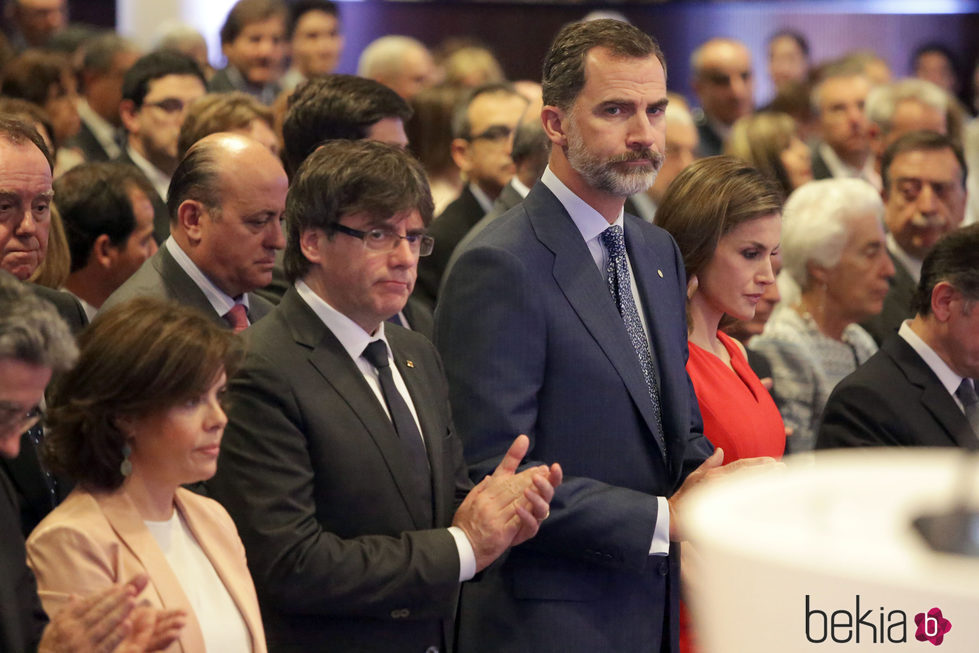 Los Reyes Felipe y Letizia, Soraya Sáenz de Santamaría y Carles Puigdemont guardan un minuto de silencio por las víctimas del atentado de Manchester