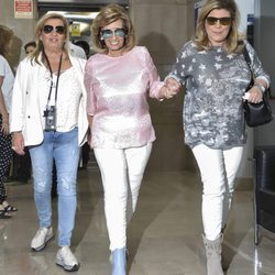 María Teresa Campos camina ayudada por sus hijas Carmen Borrego y Terelu Campos tras darle el alta