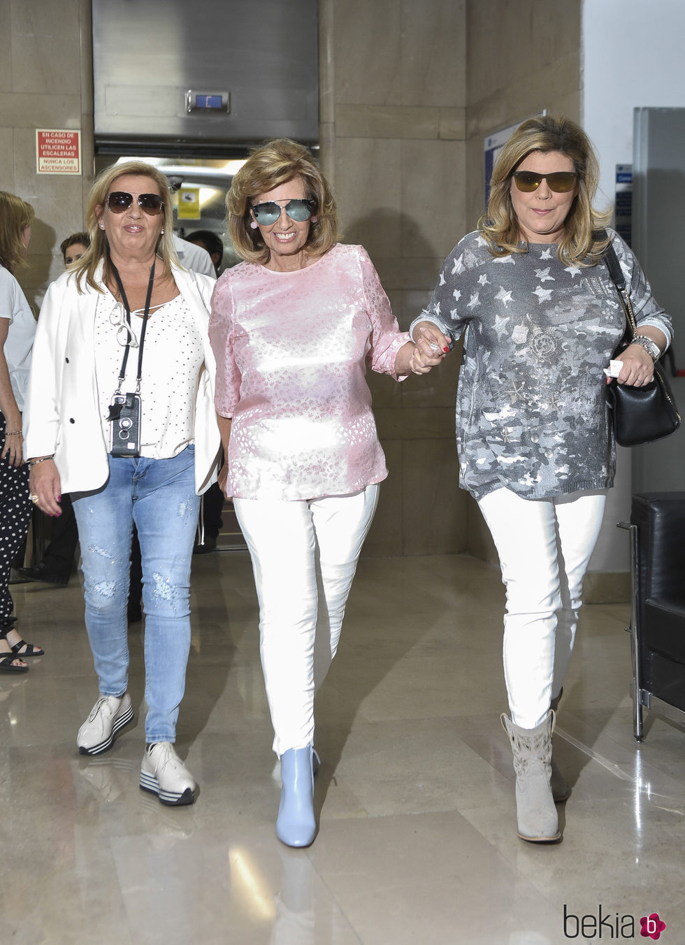 María Teresa Campos camina ayudada por sus hijas Carmen Borrego y Terelu Campos tras darle el alta