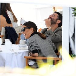 Eva Longoria y su marido Jose Baston muy enamorados en Cannes