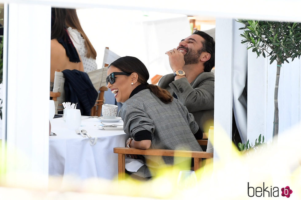 Eva Longoria y su marido Jose Baston muy enamorados en Cannes