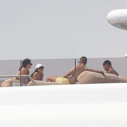Kourtney Kardashian con su novio Younes Bendjima y Kendall Jenner de vacaciones