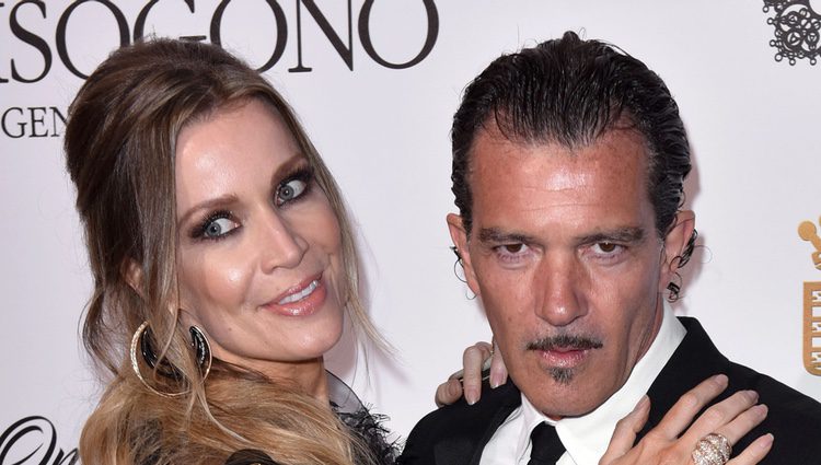 Antonio Banderas y Nicole Kimpel en el evento 'Love On The Rocks' en Cannes
