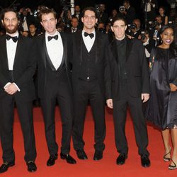 Josh Safdie, Robert Pattinson, Benny Safdie, Buddy Duress y Taliah Webster posando en el Festival de Cannes 2017
