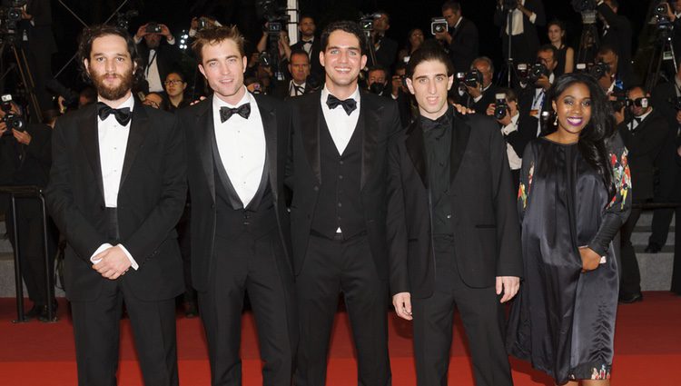 Josh Safdie, Robert Pattinson, Benny Safdie, Buddy Duress y Taliah Webster posando en el Festival de Cannes 2017