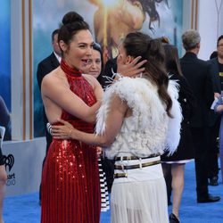 Gal Gadot y Elena Anaya saludándose en el estreno de 'Wonder Woman' en Los Angeles
