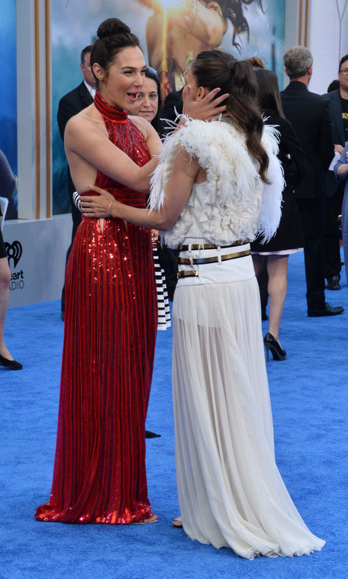 Gal Gadot y Elena Anaya saludándose en el estreno de 'Wonder Woman' en Los Angeles