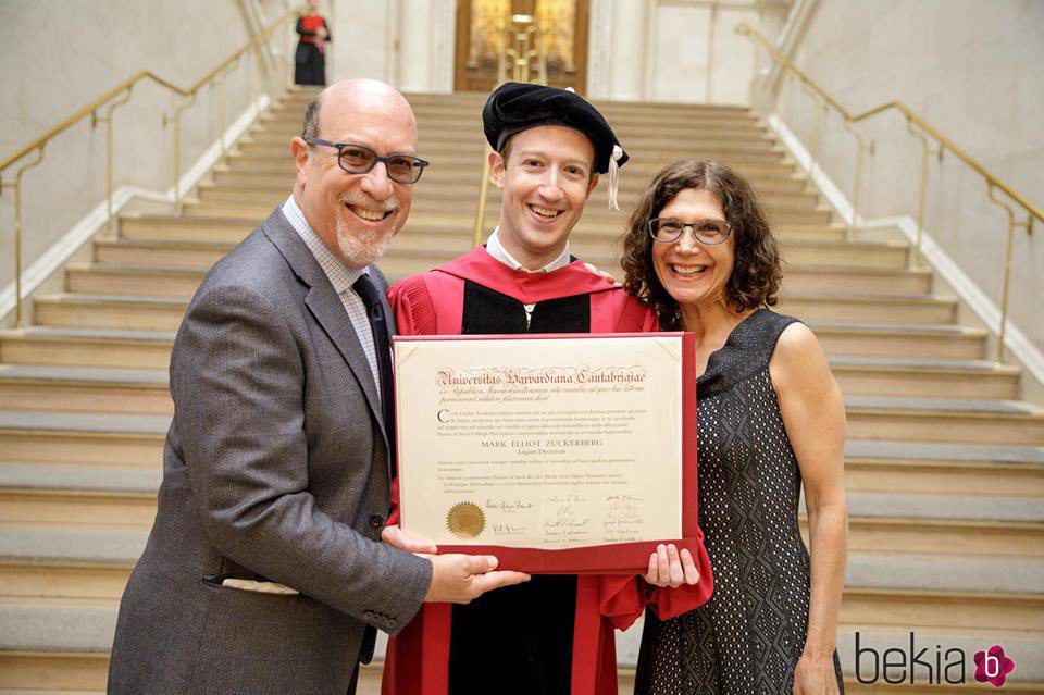 Mark Zuckerberg con sus padres recogiendo el título de graduado