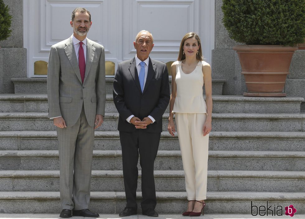 Los Reyes Felipe y Letizia con el presidente de Portugal en un almuerzo en La Zarzuela