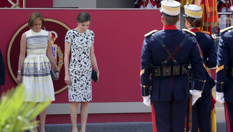 María Dolores de Cospedal y la Reina Letizia en el desfile del Día de las Fuerzas Armadas 2017
