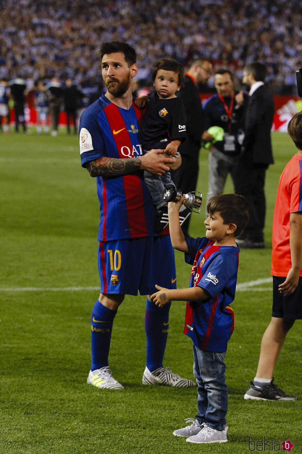 Leo Messi con sus hijos Thiago y Mateo en la final de la Copa del Rey 2017