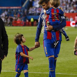 Gerard Piqué con sus hijos Milan y Sasha en la final de la Copa del Rey 2017